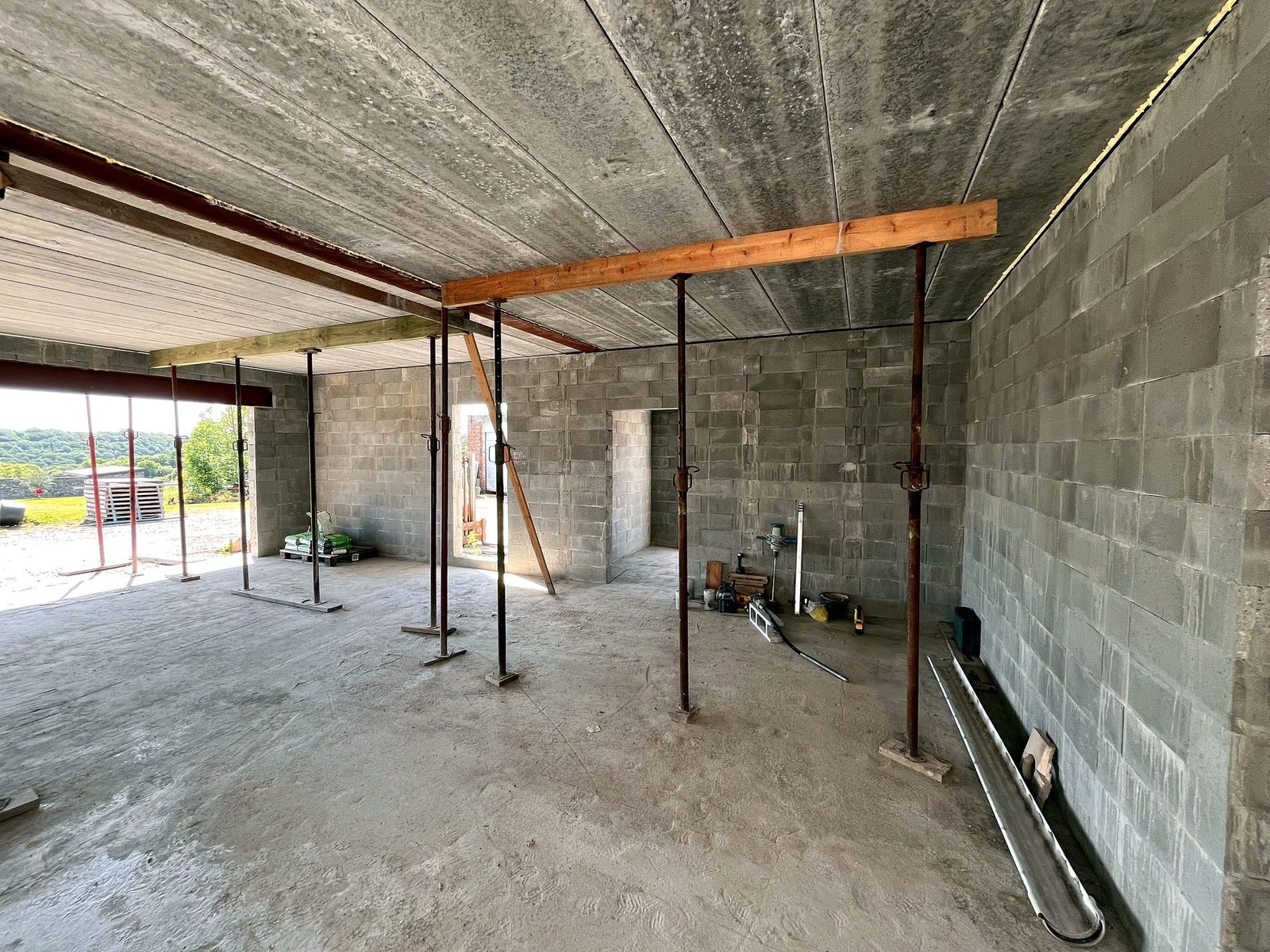 Intérieur en gros œuvre : dalle étançonnée et murs en blocs, Verviers